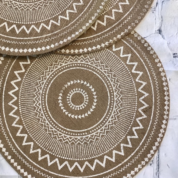 4 Round Print PlaceMats - Picture 3 of 4